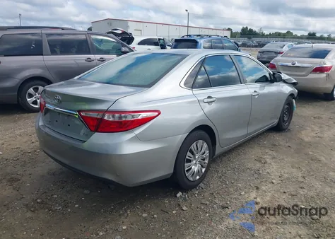2015 Toyota Camry Le z USA, uszkodzony, nr VIN 4T1BF1FK0FU047225